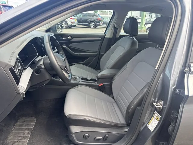 Used 2025  Volkswagen SE image 15