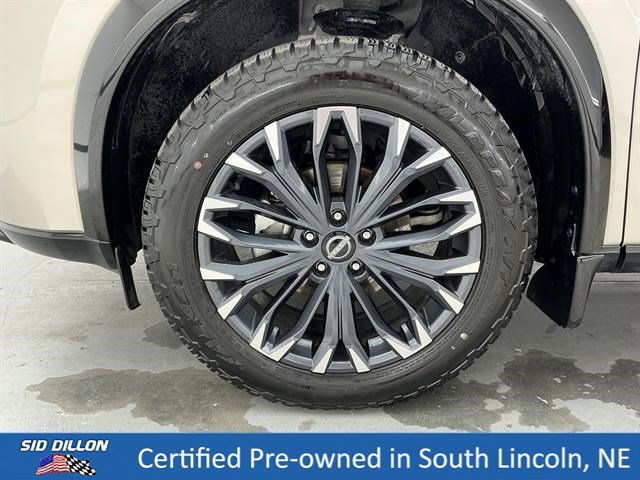 Used 2025 Champagne Silver Metallic/Super Black Nissan Platinum image 18