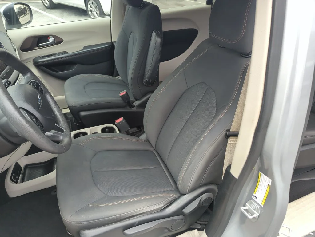 Used 2018 Silver Chrysler L image 11
