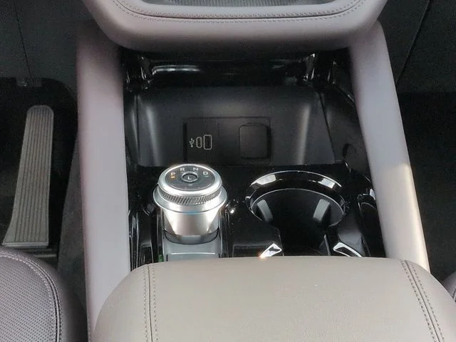 New 2026 Star White Metallic Tri-Coat Ford Platinum™ image 19