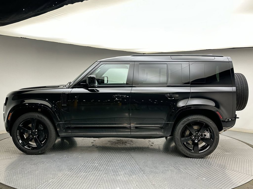 New 2026 Santorini Black Land Rover X-Dynamic SE image 2
