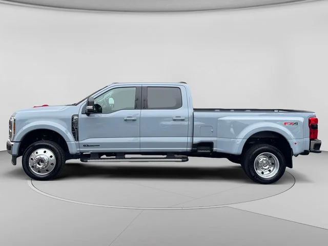Used 2025  Ford Lariat image 2