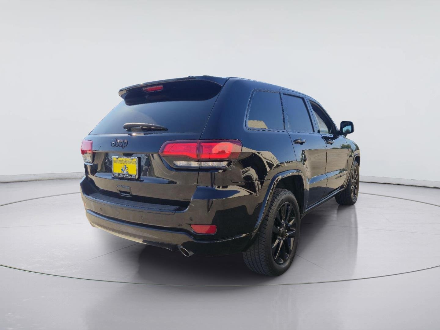 Used 2018 Diamond Black Crystal Pearlcoat Jeep Altitude image 5