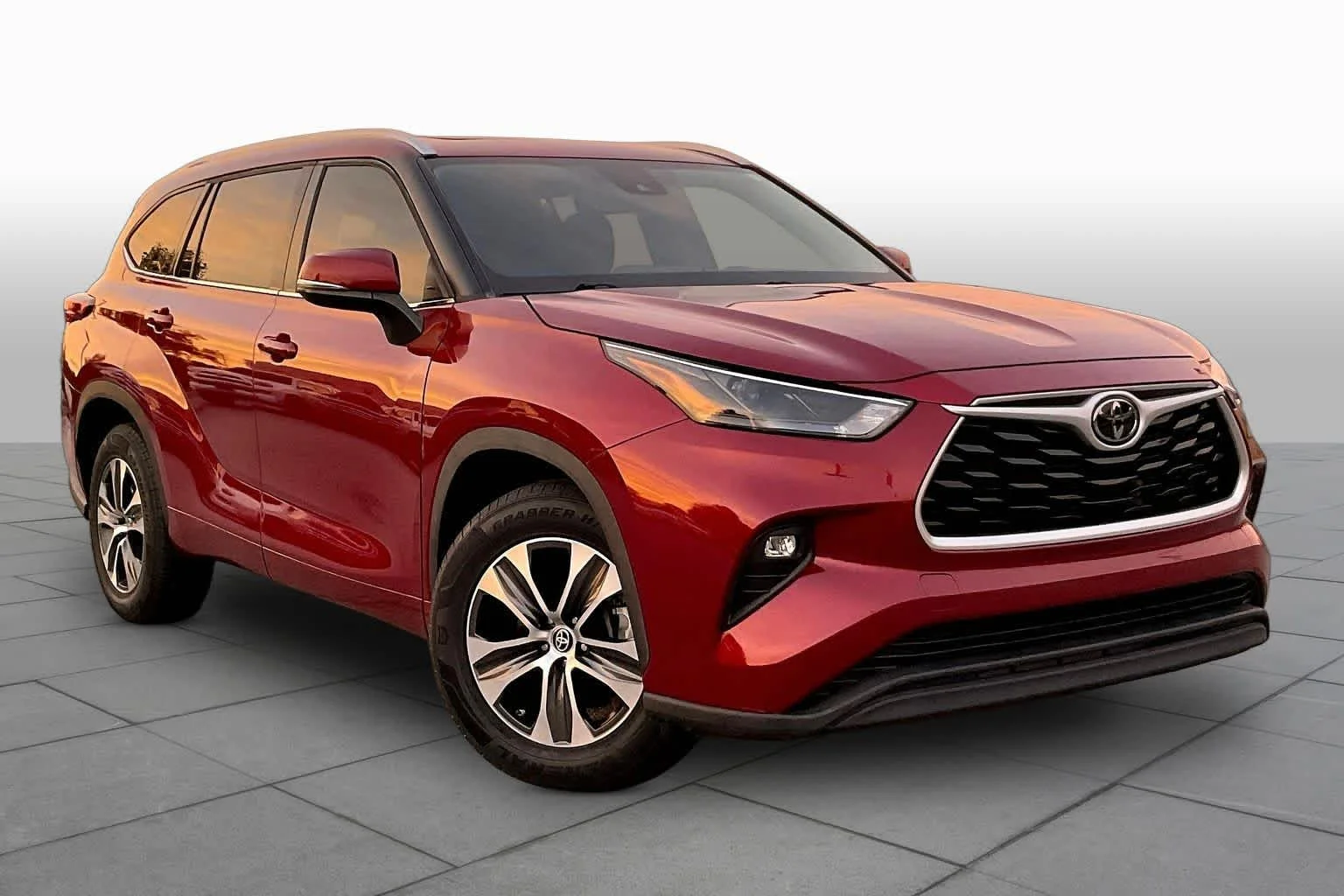 Used 2022 Ruby Flare Pearl Toyota XLE image 3
