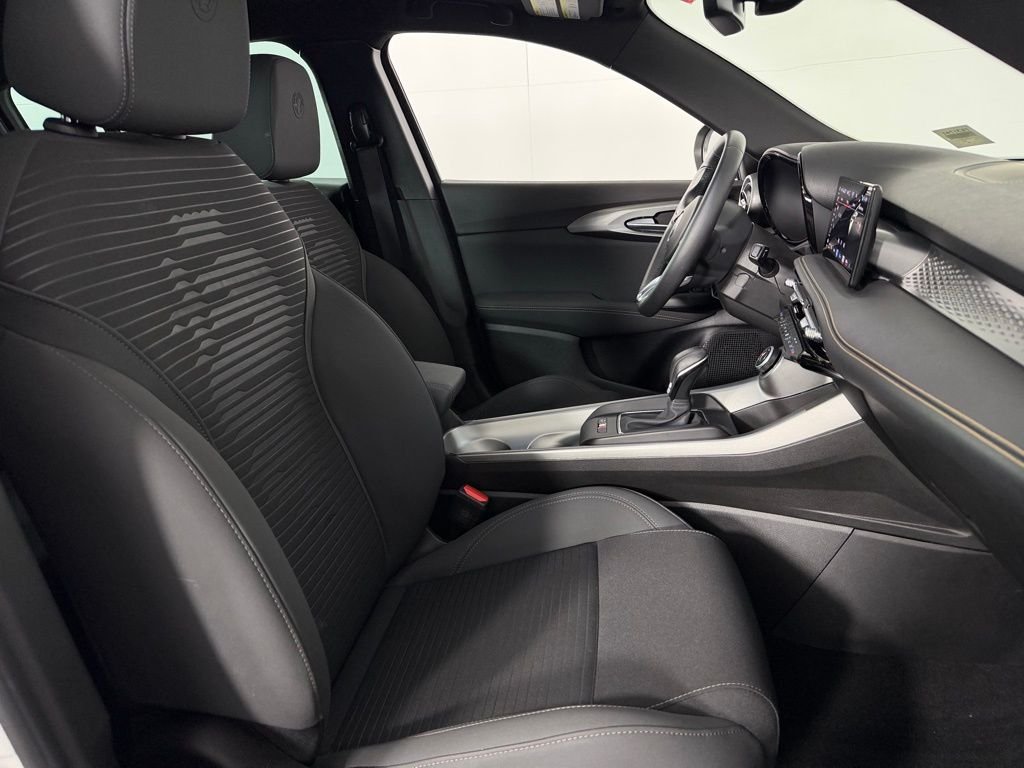Used 2025 White Alfa Romeo Base image 31