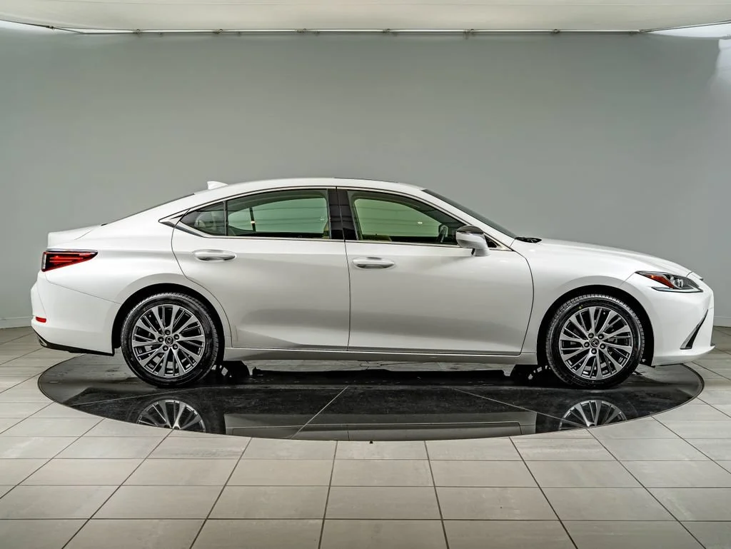 Used 2019 White Pearl Lexus 350 image 4