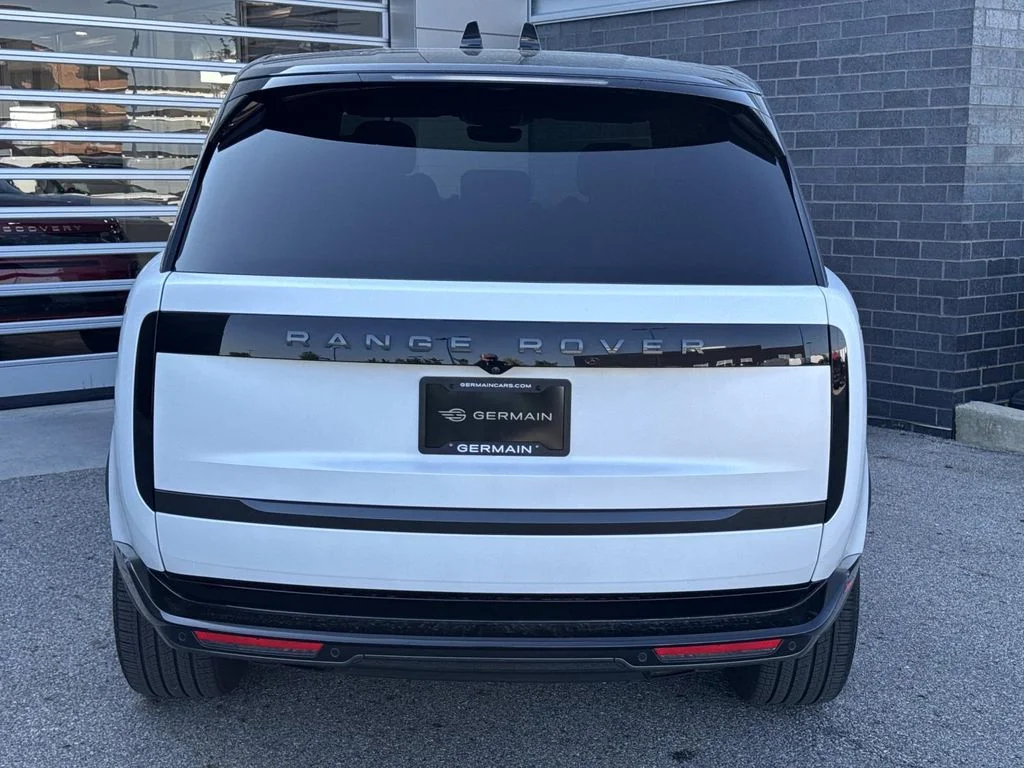 Used 2025 White Land Rover SE image 5