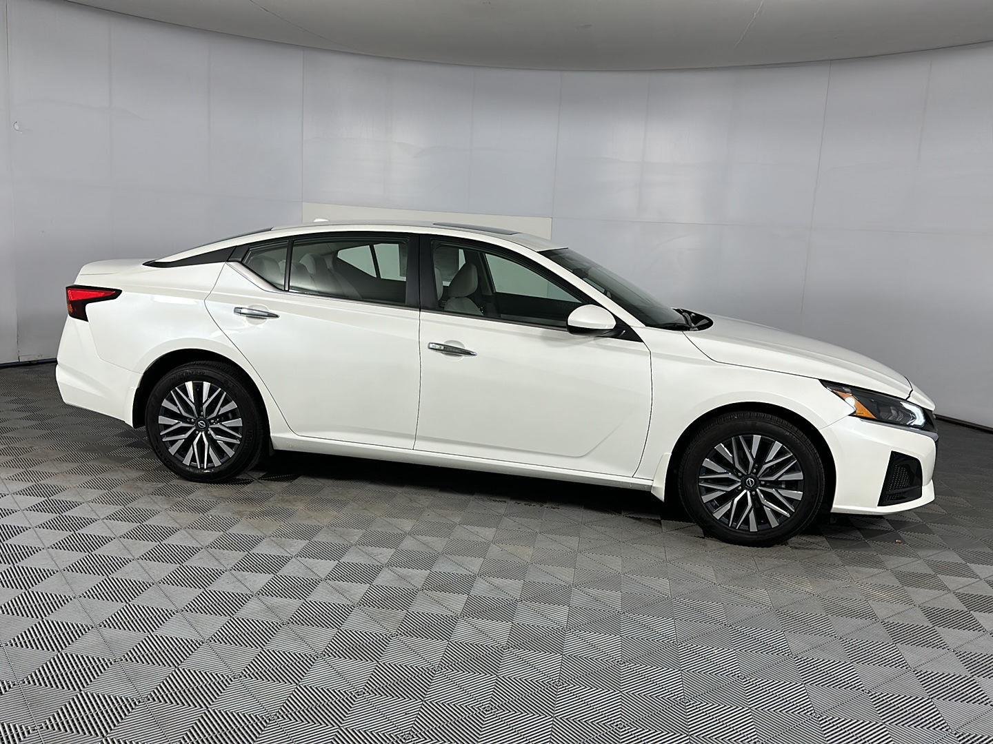 Certified Used 2024 Pearl White Tricoat Nissan 2.5 SV image 10