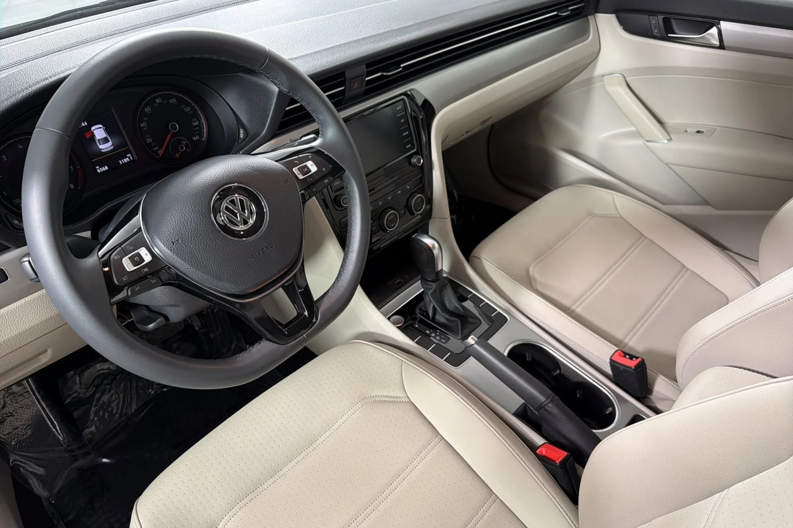 Used 2022 Pure White Volkswagen 2.0T SE Auto image 9