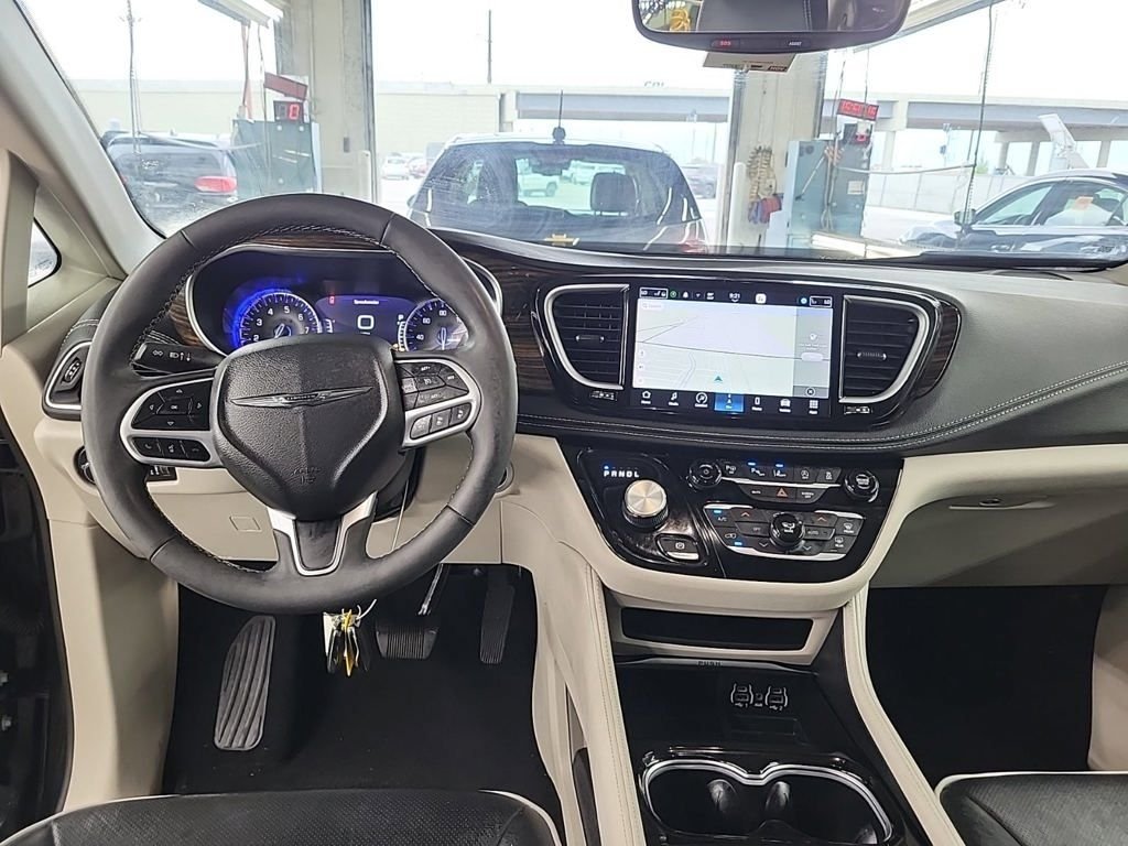 Used 2023 Black Chrysler Limited image 2