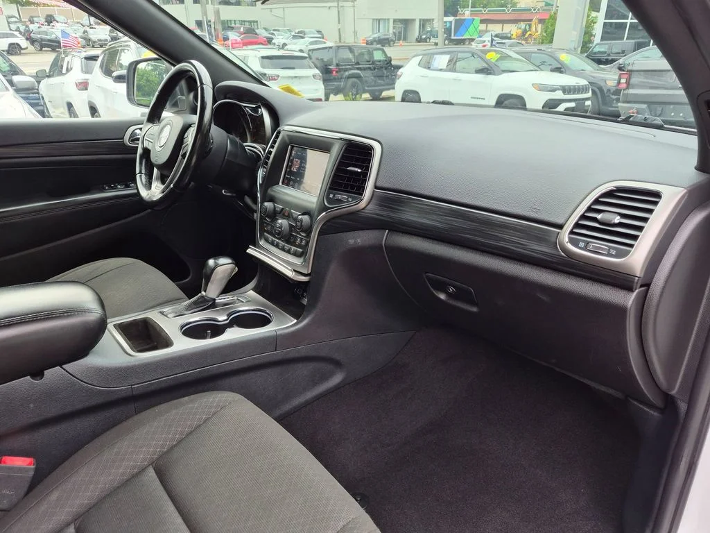 Used 2020 White Jeep Laredo E image 23