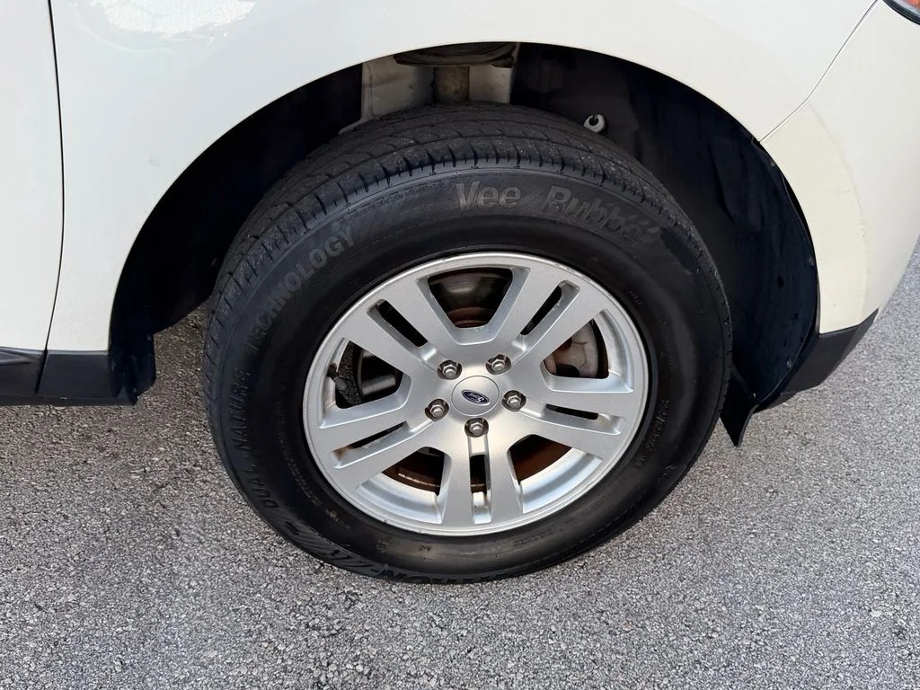 Used 2011 White Suede Ford SE image 18