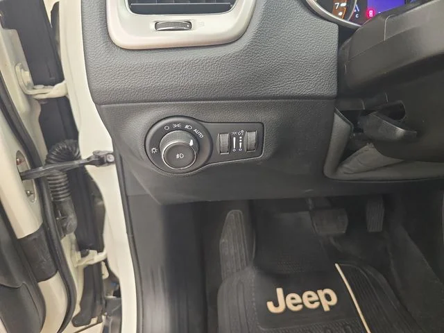 Used 2018 White Clearcoat Jeep Latitude image 31