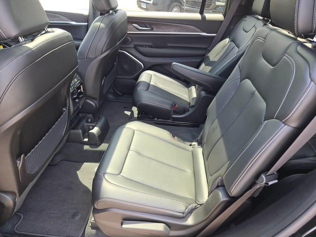 New 2026 Diamond Black Crystal Pearlcoat Jeep Limited image 18
