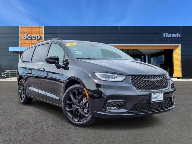2023 Chrysler Pacifica Touring L AWD's photo