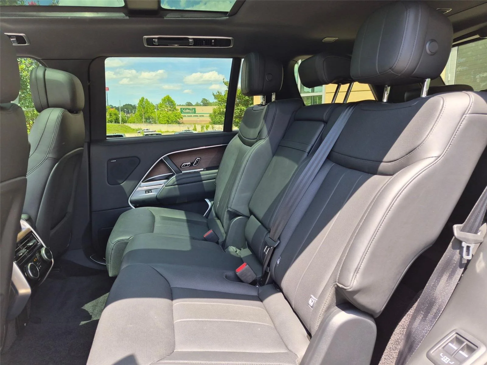 Used 2025 Fuji White Land Rover SE image 26