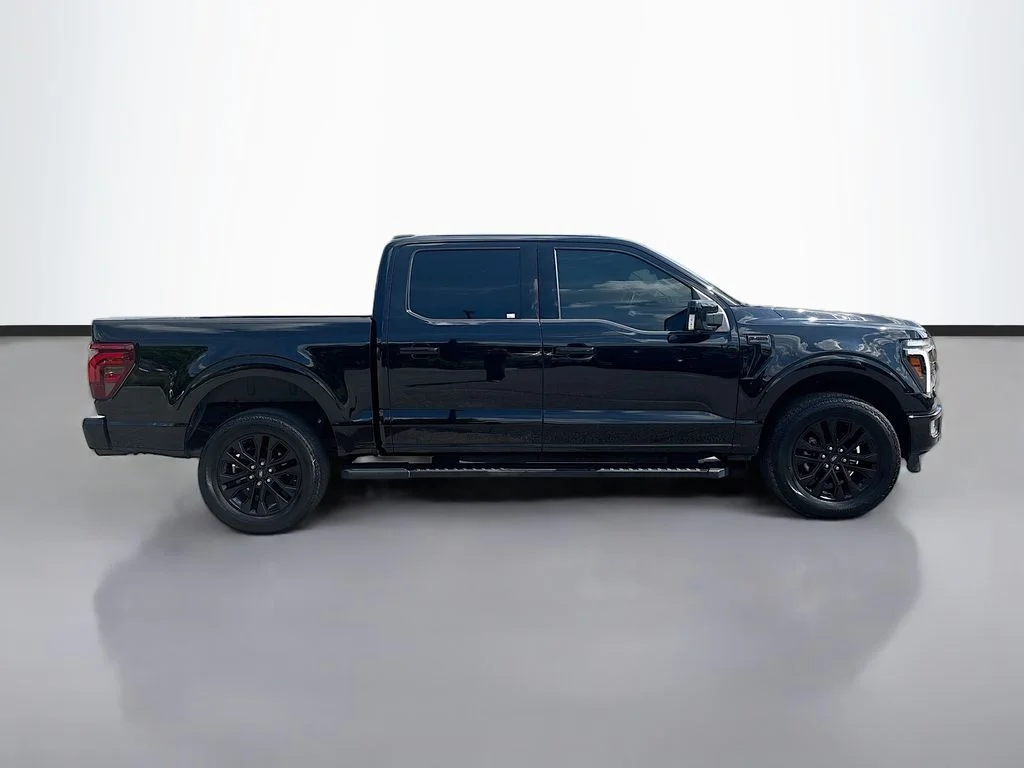 Used 2024  Ford Lariat image 2