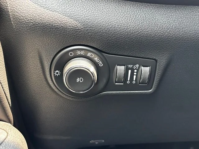 New 2026 Black Jeep Latitude image 19