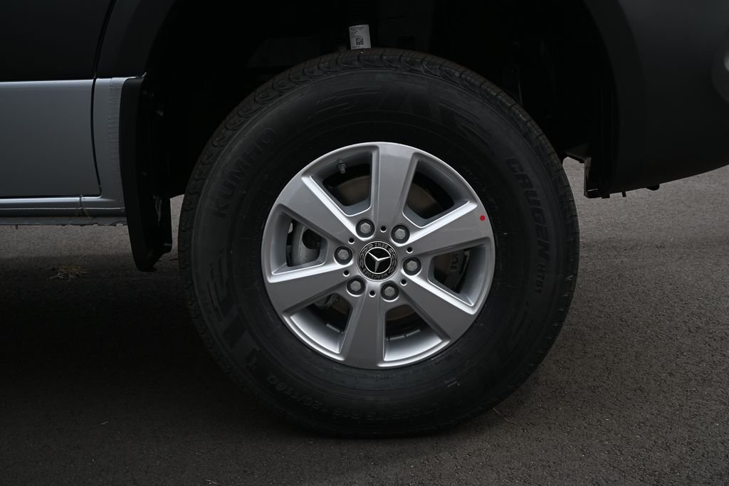 Used 2026 high-tech silver metallic Mercedes-Benz Cargo 170 WB image 32