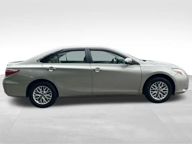 Used 2017  Toyota LE image 6