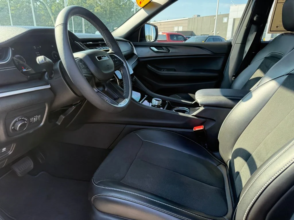 Used 2025 White Jeep Altitude image 4