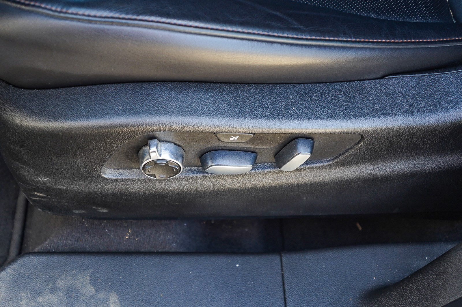 Used 2019 Radiant Silver Metallic Cadillac FWD Sport image 22
