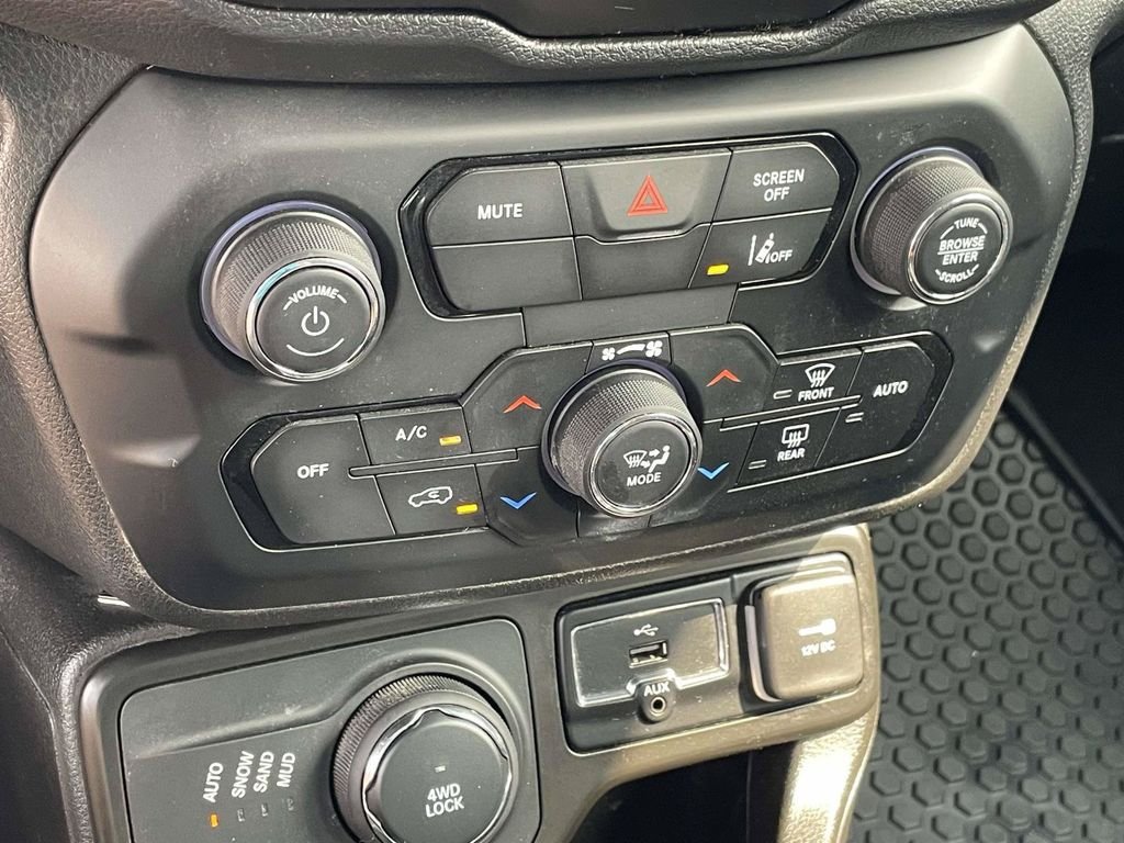 Used 2023 White Jeep Latitude image 18