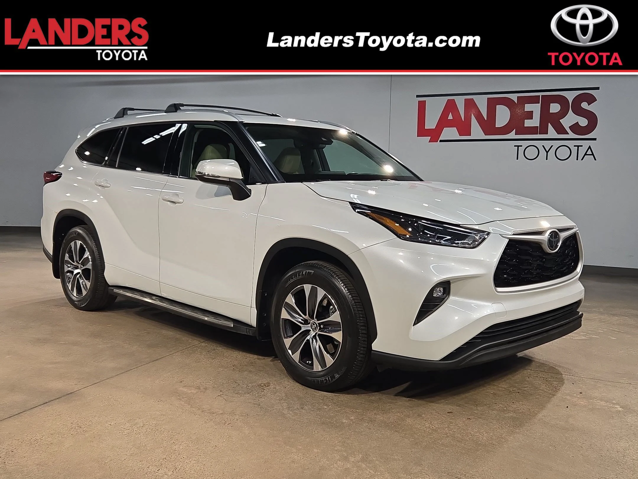 Used 2022 Wind Chill Pearl Toyota XLE image 1