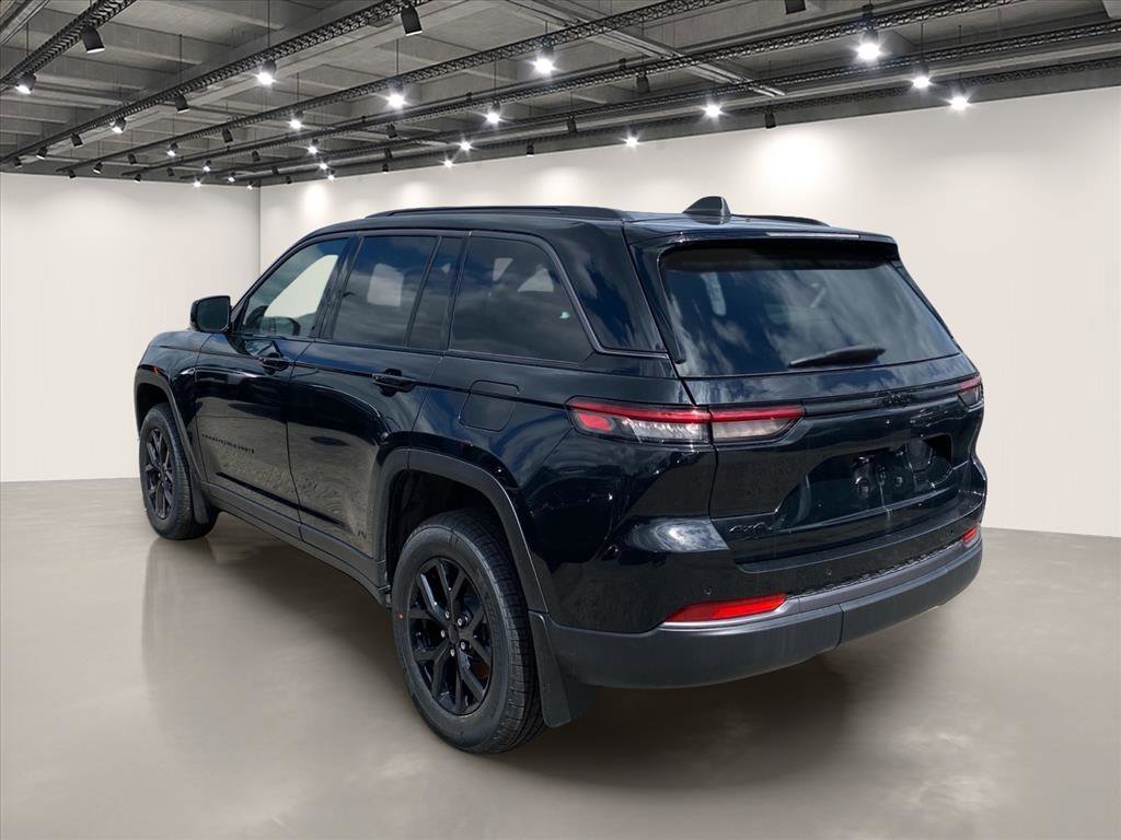 New 2026 Diamond Black Crystal Pearl-Coat Exterior Paint Jeep Altitude image 3