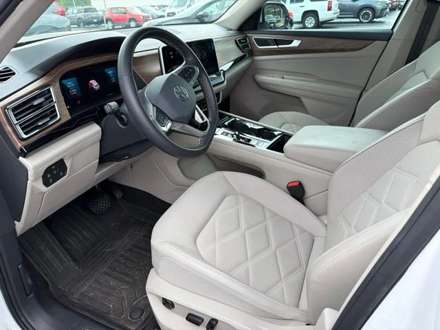 Used 2024 White Volkswagen 2.0T SE w/Technology image 3