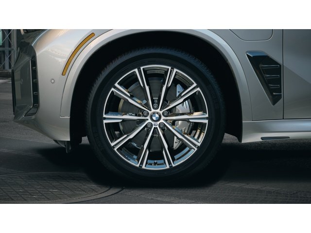 New 2026 Skyscraper Grey Metallic BMW xDrive50e image 7