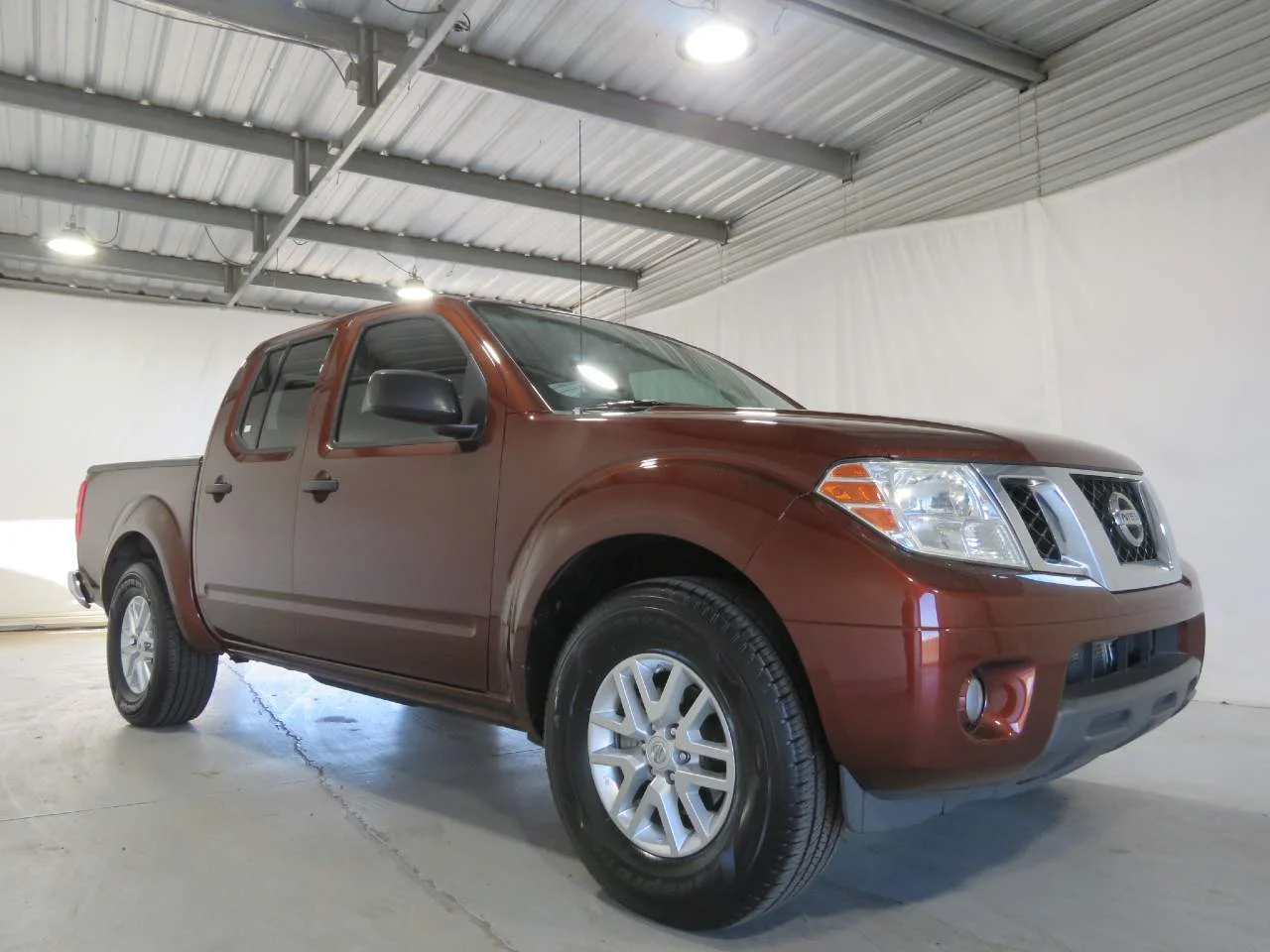 Used 2017 Lava Red Nissan SV Crew Cab image 3