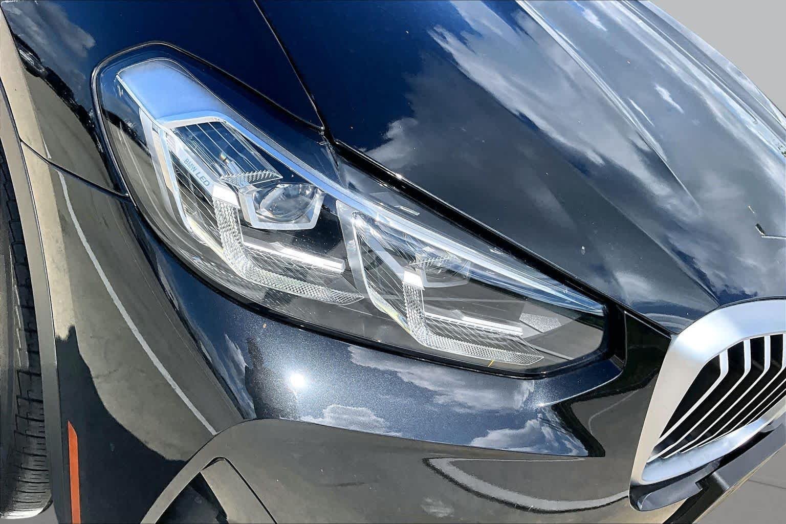 Used 2022 Black Sapphire Metallic BMW sDrive30i image 27