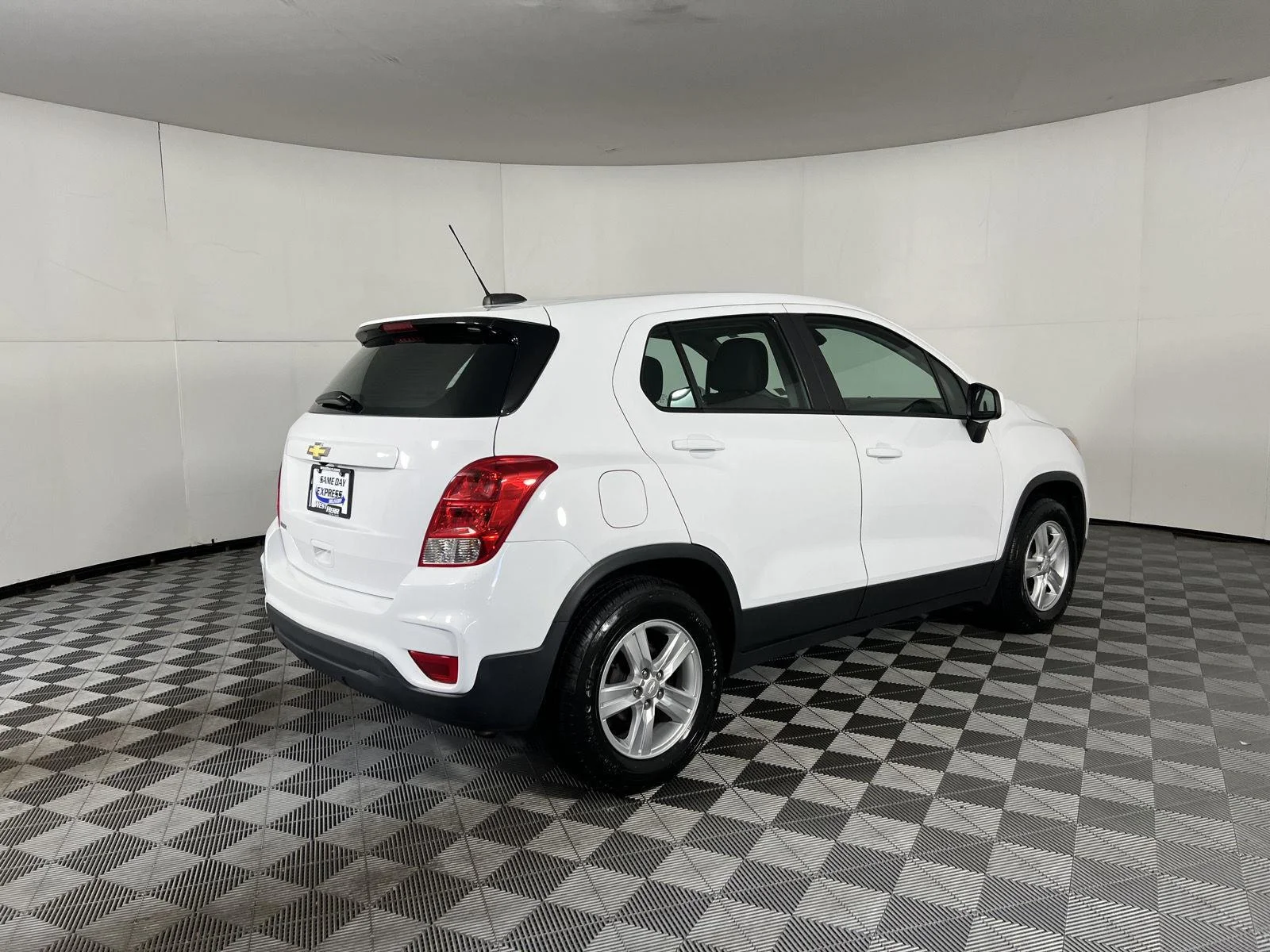 Used 2019 Summit White Chevrolet LS image 24