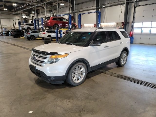 Used 2012 White Platinum Clearcoat Metallic Ford XLT image 3