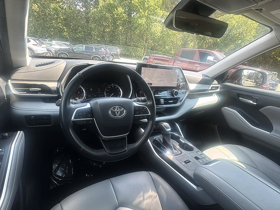 Used 2023 Moon Dust Toyota XLE image 2