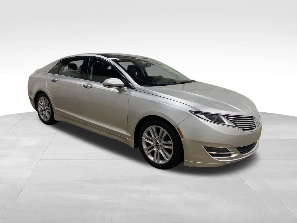 Used 2014 Silver Lincoln Base image 2