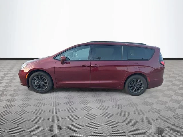 Used 2021 Red Chrysler Touring L image 4
