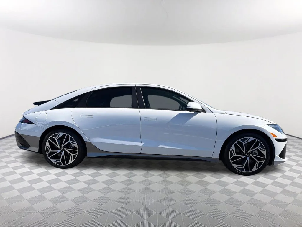 Used 2024 White Hyundai SEL image 4