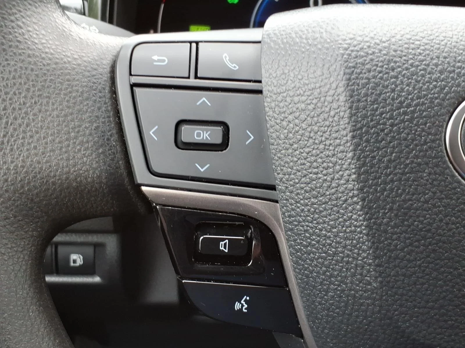 Used 2025 Ice Cap Toyota LE image 14