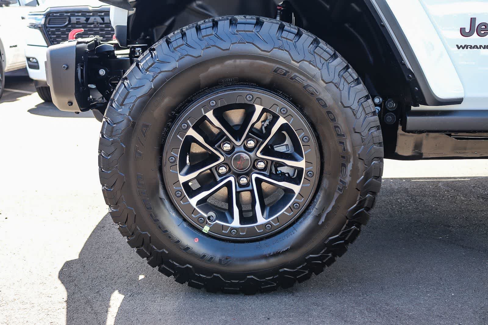 New 2026 Bright White Clear-Coat Exterior Paint Jeep Rubicon X image 10