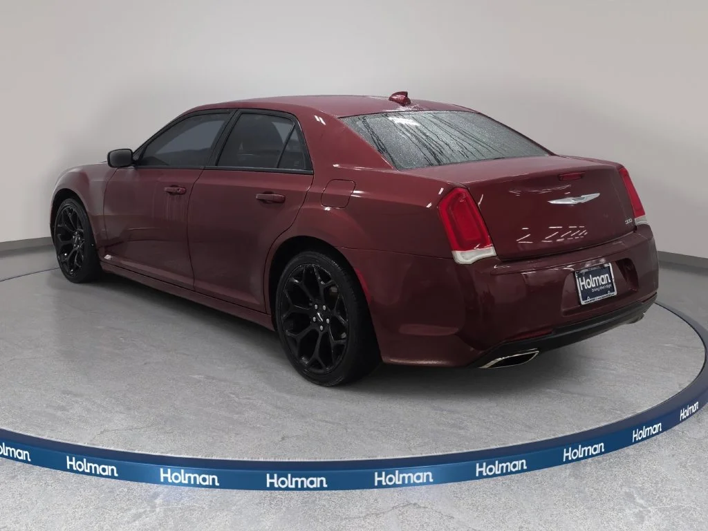 Used 2018 Velvet Red Pearlcoat Chrysler Touring image 8