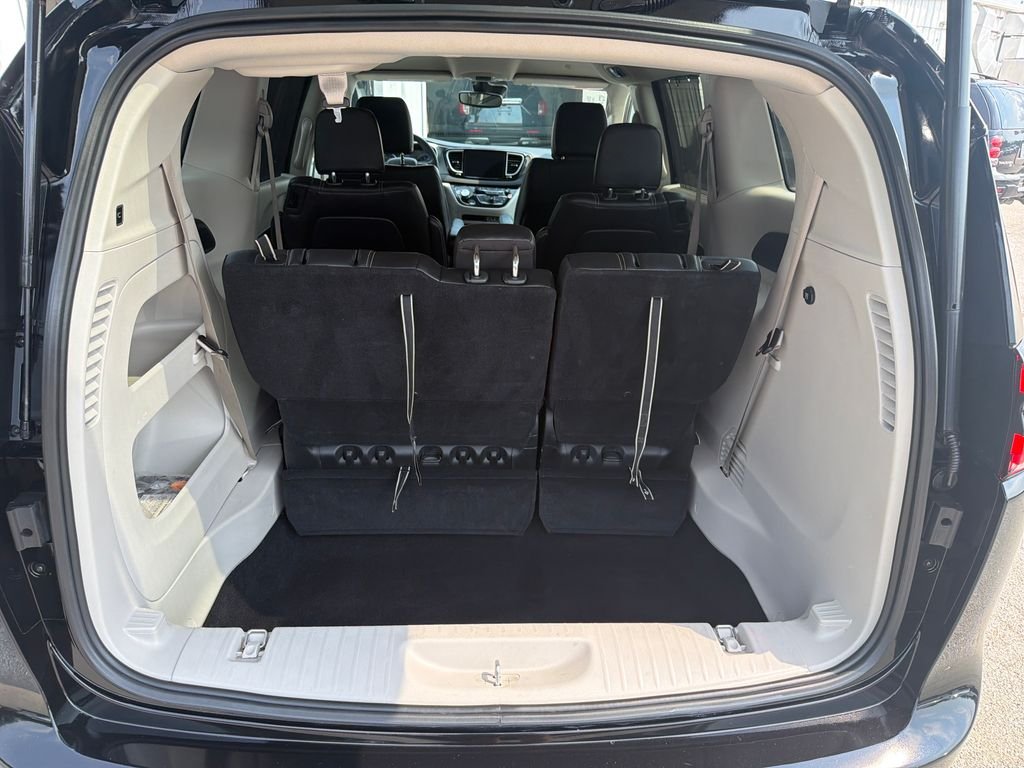 Used 2024 Black Chrysler Touring L image 9