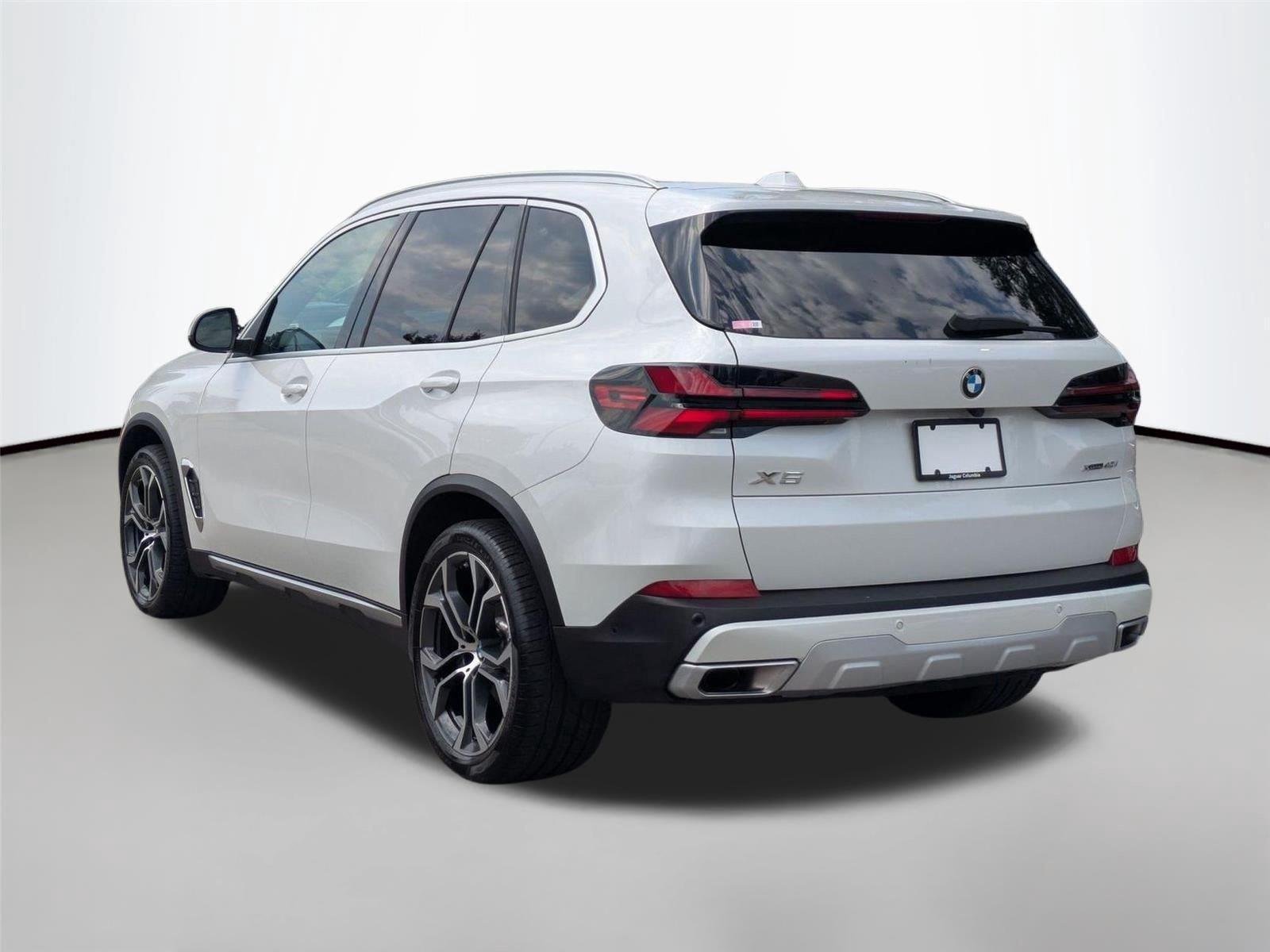 Used 2025 Mineral White Metallic BMW xDrive40i image 7