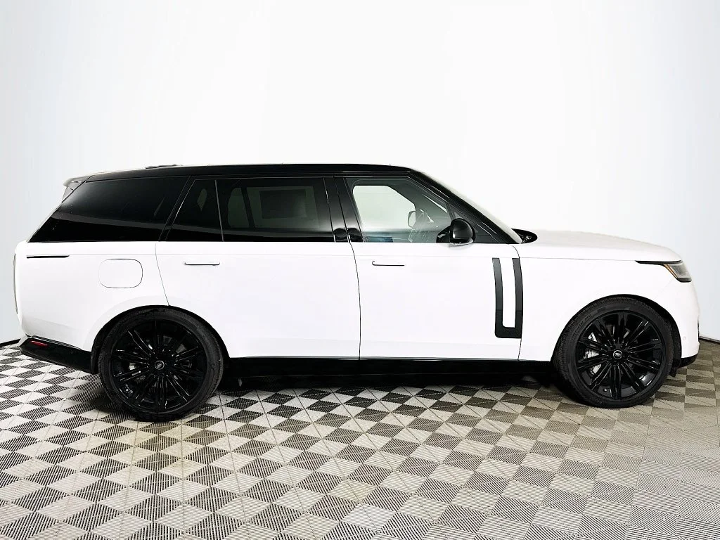 Certified Used 2025 Fuji White Land Rover SE image 4