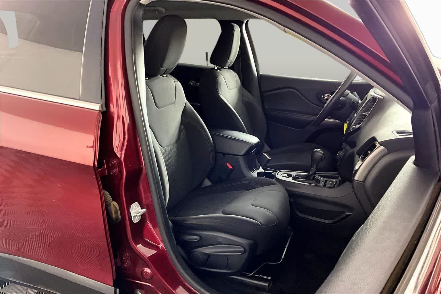 Used 2019 Velvet Red Pearlcoat Jeep Latitude image 9