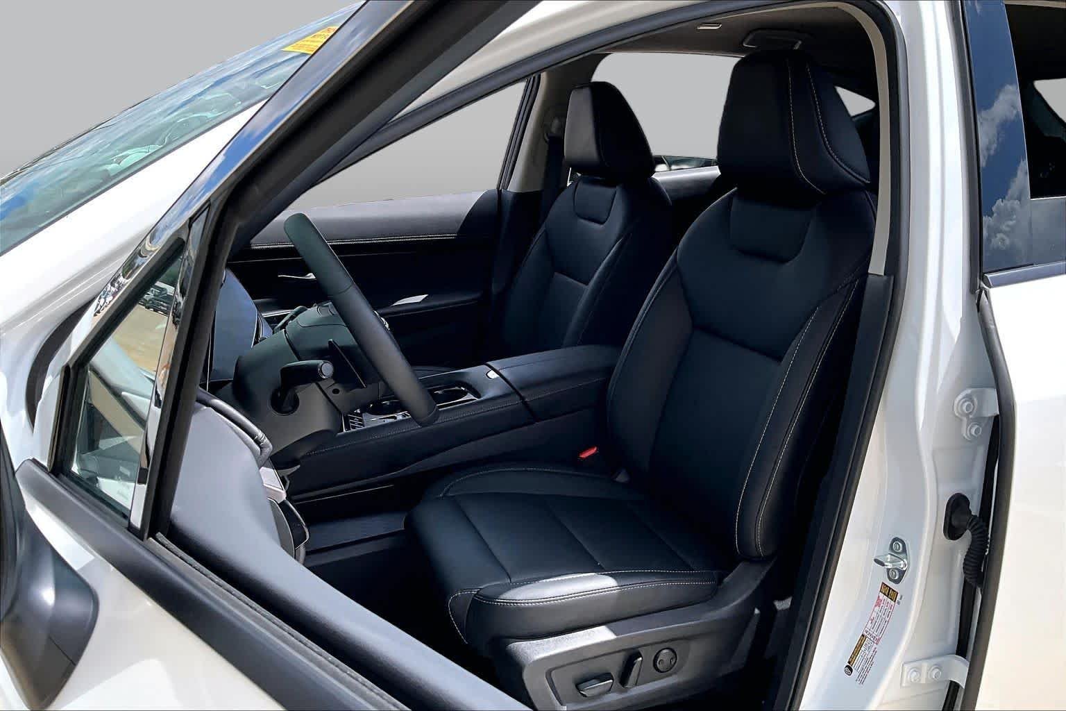 Used 2025 Everest White Pearl Tricoat Nissan SV image 8