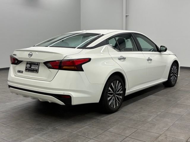 Used 2025 White Nissan 2.5 SV image 2