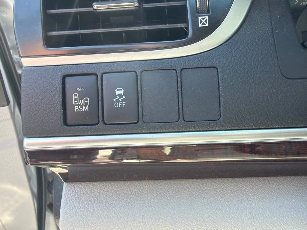 Used 2013 Classic Silver Metallic Toyota XLE image 9