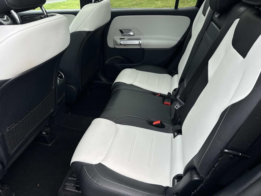 Used 2023  Mercedes-Benz GLB 250 image 15
